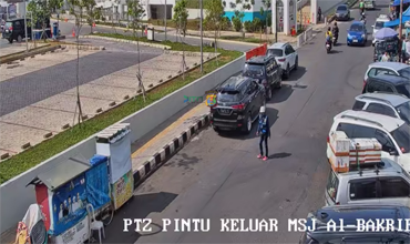 DEPAN PINTU KELUAR MASJID AL-BAKRIE 